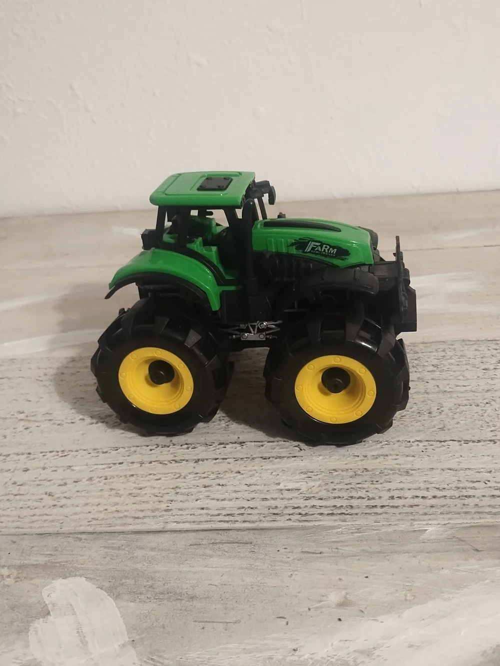 Green FARM Tractor Toy Vehicle very good condition